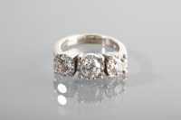 Lot 1188 - DIAMOND THREE STONE RING the three graduated...