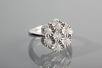 Lot 1288 - LARGE DIAMOND CLUSTER RING the daisy motif...