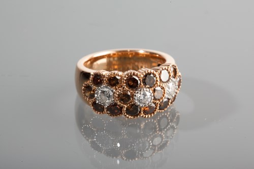 Lot 1316 - WHITE AND BROWN DIAMOND DRESS RING the bezel...