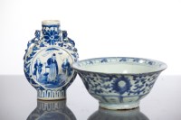 Lot 134 - CHINESE BLUE AND WHITE PORCELAIN MOONFLASK...