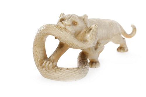 Lot 570 - EARLY 20TH CENTURY JAPANESE IVORY CARVING OF A...