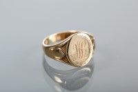 Lot 1201 - GENTLEMAN'S SIGNET RING in eighteen carat gold