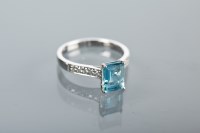 Lot 1305 - AQUAMARINE AND DIAMOND DRESS RING the emerald...