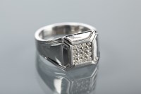 Lot 1342 - GENTLEMAN'S DIAMOND SET RING the square bezel...