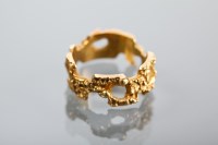 Lot 1378 - 1970S EIGHTEEN CARAT GOLD BARK DESIGN RING size L