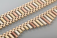 Lot 1387 - TRI COLOUR GOLD FRINGE NECKLACE AND MATCHING...