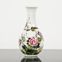 Lot 60 - CHINESE REPUBLIC PERIOD BOTTLE VASE decorated...