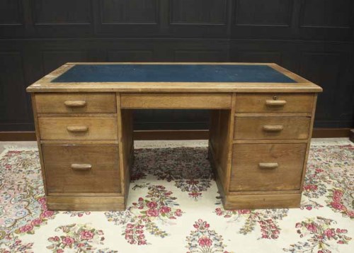 Lot 1033 - EARLY 20TH CENTURY OAK WRITING DESK the top...