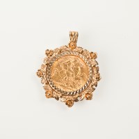 Lot 1085 - HALF SOVEREIGN DATED 1914 in a pendant mount