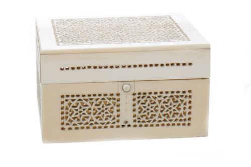 Lot 574 - EARLY 20TH CENTURY JAPANESE IVORY BOX OR...
