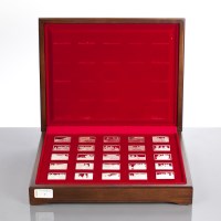 Lot 7 - JOHN PINCHES 'ELIZABETH OUR QUEEN' CASED SET...