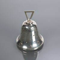 Lot 33 - EDWARDIAN SILVER PIN CUSHION MODELLED IN THE...