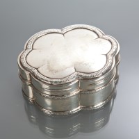 Lot 48 - SILVER TRINKET BOX of shaped oval form with a...