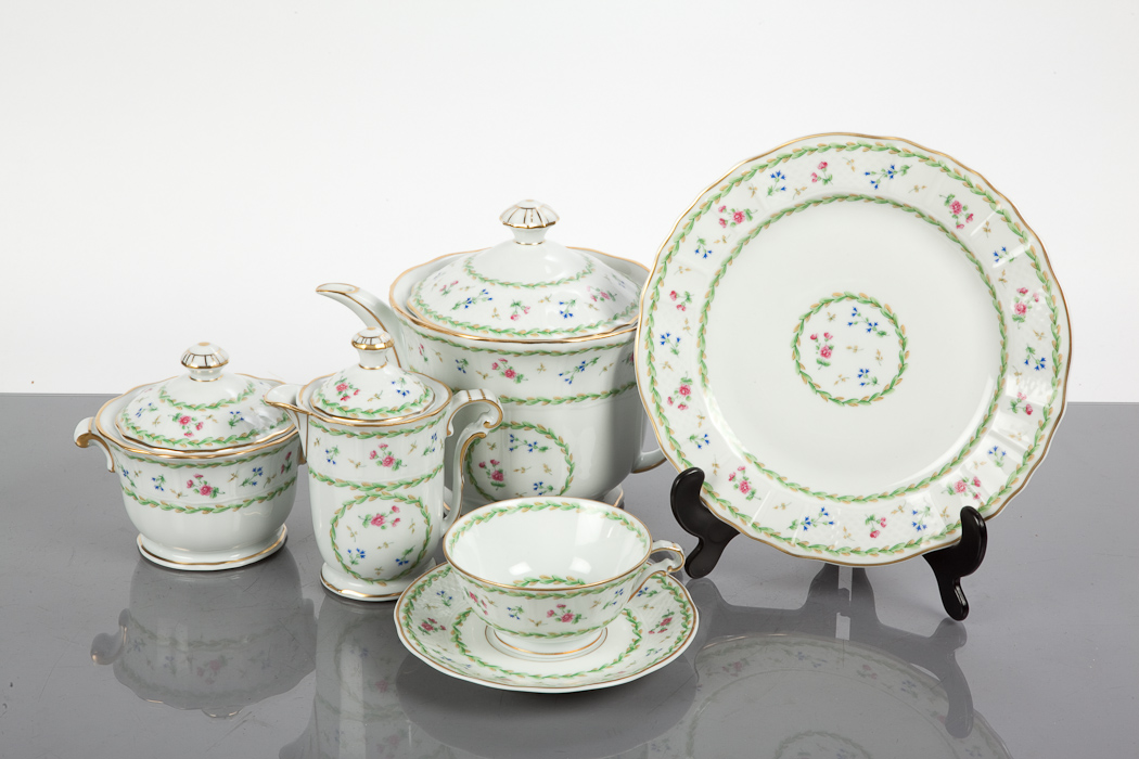 Lot 201 BERNARDAUD 21 PIECE LIMOGES ARTOIS VERT