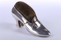 Lot 334 - EARLY 20TH CENTURY SILVER NOVELTY SHOE PIN...
