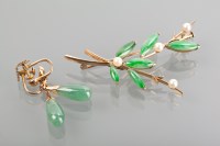 Lot 1104 - FOURTEEN CARAT GOLD JADE AND PEARL SPRAY...