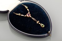 Lot 1122 - EDWARDIAN PINK SAPPHIRE, PERIDOT AND PEARL SET...