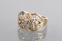 Lot 1173 - DIAMOND CLUSTER RING set with a cluster of...