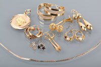 Lot 1263 - GROUP OF VARIOUS ITEMS OF GOLD JEWELLERY...