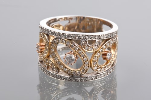 Lot 1292 - UNUSUAL DIAMOND DRESS RING the broad