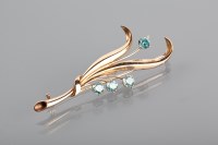 Lot 1318 - FIFTEEN CARAT GOLD ZIRCON BROOCH c.1960s, set...