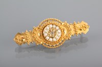 Lot 1328 - VICTORIAN FIFTEEN CARAT GOLD BROOCH with a...