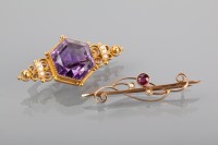 Lot 1335 - VICTORIAN FIFTEEN CARAT GOLD AMETHYST SET...