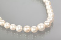 Lot 1376 - EDWARDIAN PEARL NECKLACE WITH EMERALD AND...