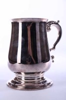 Lot 373 - MODERN SILVER TANKARD maker William Comyns &...