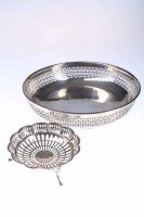 Lot 423 - AMERICAN SILVER COMPORT stamped 'Sterling',...