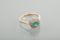 Lot 1103 - EDWARDIAN EMERALD AND DIAMOND CLUSTER RING the...