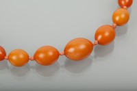 Lot 1110 - EARLY TWENTIETH CENTURY BAKELITE NECKLACE the...