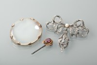 Lot 1136 - VICTORIAN CHALCEDONY BROOCH of oval form,...