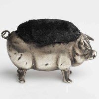 Lot 443 - EDWARDIAN NOVELTY SILVER PIG PIN CUSHION maker...