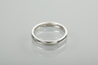 Lot 1172 - PLATINUM WEDDING BAND size M