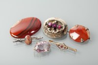 Lot 1214 - GROUP OF VARIOUS AGATE AND GEM SET JEWELLERY...