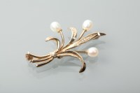 Lot 1229 - NINE CARAT GOLD PEARL AND DIAMOND SET BROOCH c....