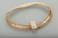 Lot 1262 - GOLD BRACELET WITH DIAMOND SET CLASP the clasp...