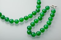 Lot 1358 - GREEN GEM BEAD NECKLACE AND BRACELET SET with...