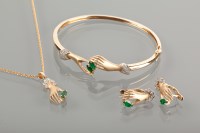 Lot 1399 - SUITE OF UNUSUAL EMERALD AND DIAMOND JEWELLERY...