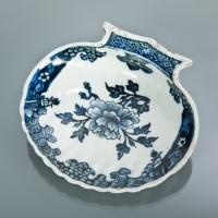 Lot 37 - CHINESE BLUE AND WHITE SHELL DISH with floral...