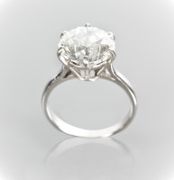Lot 1110 - IMPRESSIVE DIAMOND SOLITAIRE RING the stone of...