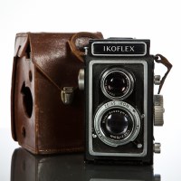 Lot 300 - ZEISS IKOFLEX CAMERA in original leather case