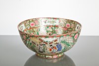 Lot 47 - 20TH CENTURY CHINESE FAMILLE ROSE PORCELAIN...