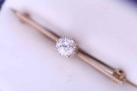 Lot 1920A - DIAMOND SINGLE STONE BAR BROOCH the brilliant...