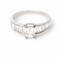 Lot 1923 - DIAMOND RING the central emerald cut diamond...