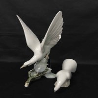 Lot 127 - TWO LLADRO TURTLE DOVES and two Nao doves (4)