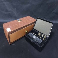 Lot 402 - SET OF JEWELLER'S SCALES AND A ZEISS CAMERA