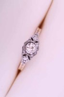 Lot 1993 - EARLY TWENTIETH CENTURY DIAMOND SOLITAIRE RING...