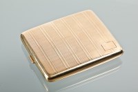 Lot 1026 - GENTLEMAN'S TWENTIETH CENTURY GOLD CIGARETTE...